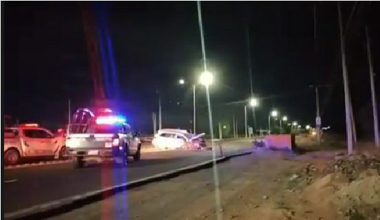 Muere mujer prensada al chocar camioneta contra muro de contención, en carretera a Tequisquiapan, por Navajas