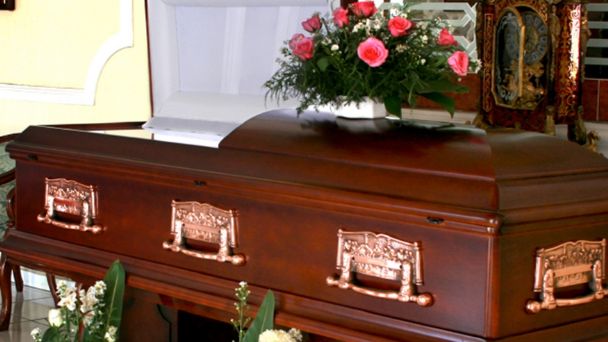 Mujer entra a funeraria y se dirige al ataúd para escupirle al muerto