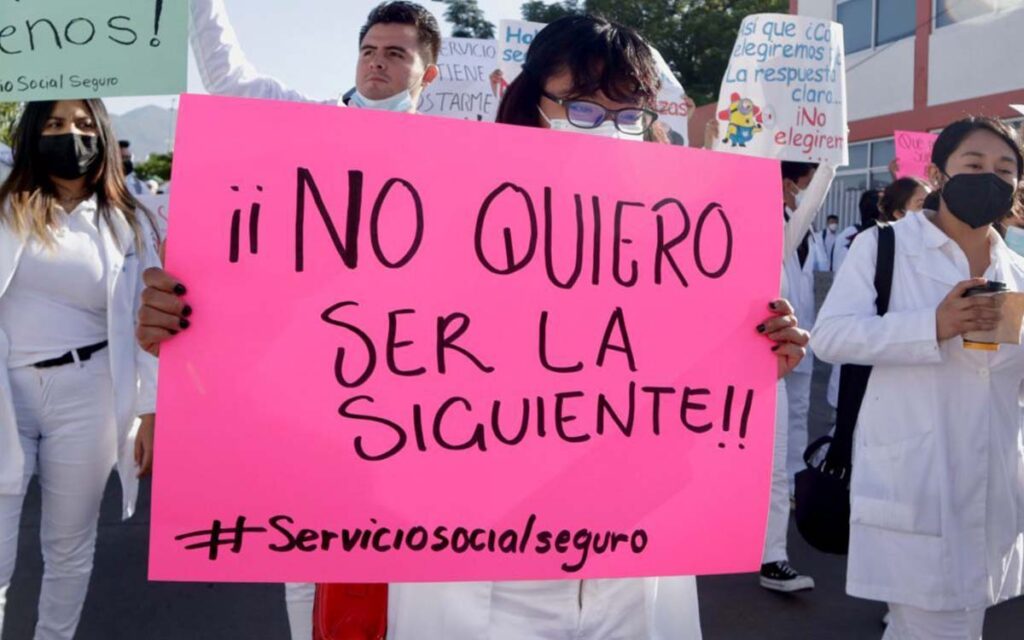 "No es falta de vocación, es falta de seguridad": médicos pasantes marchan en CDMX para exigir seguridad