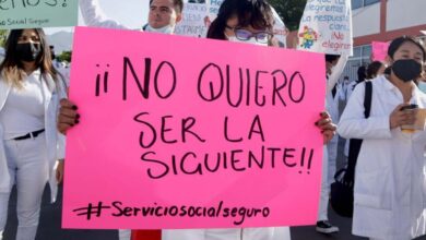 "No es falta de vocación, es falta de seguridad": médicos pasantes marchan en CDMX para exigir seguridad