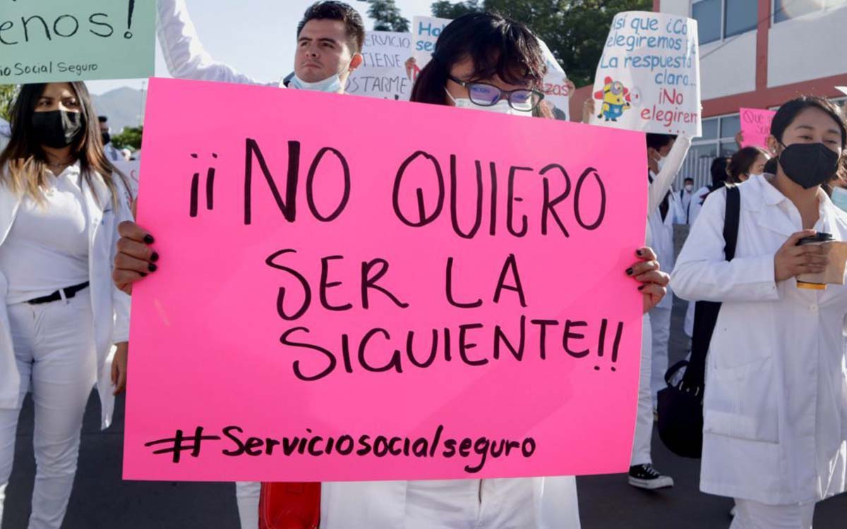 “No es falta de vocación, es falta de seguridad”: médicos pasantes marchan en CDMX para exigir seguridad