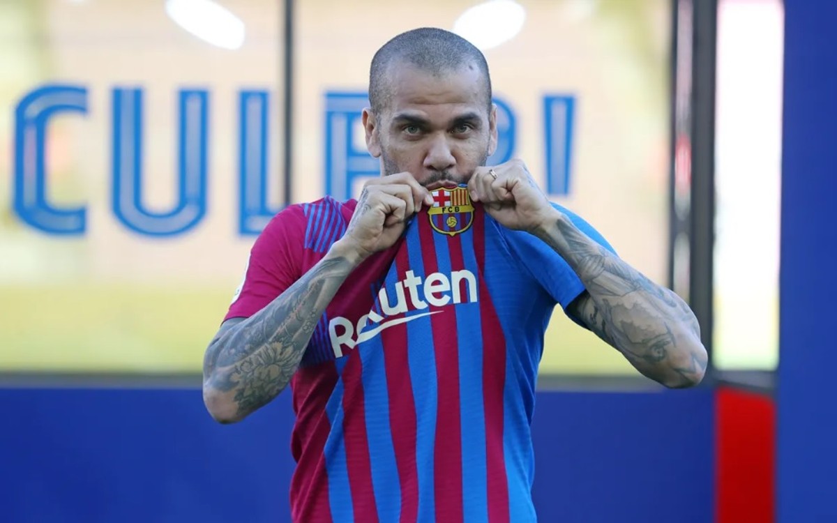 "No me gustó cómo se manejó mi salida del Barcelona": Dani Alves | Video