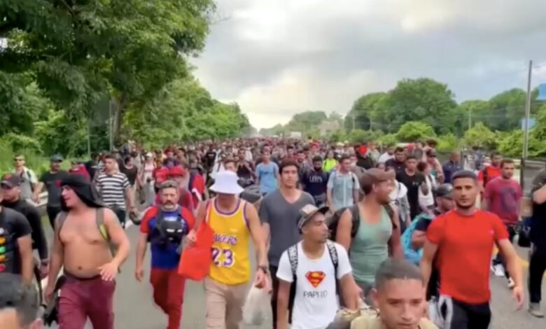 Nueva caravana de migrantes sale de Chiapas hacia EU días después de la tragedia en San Antonio, Texas