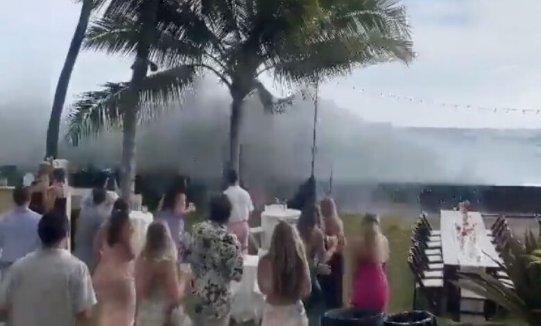 Olas gigantes sorprenden a habitantes de Hawái y arrasan con una boda | Video