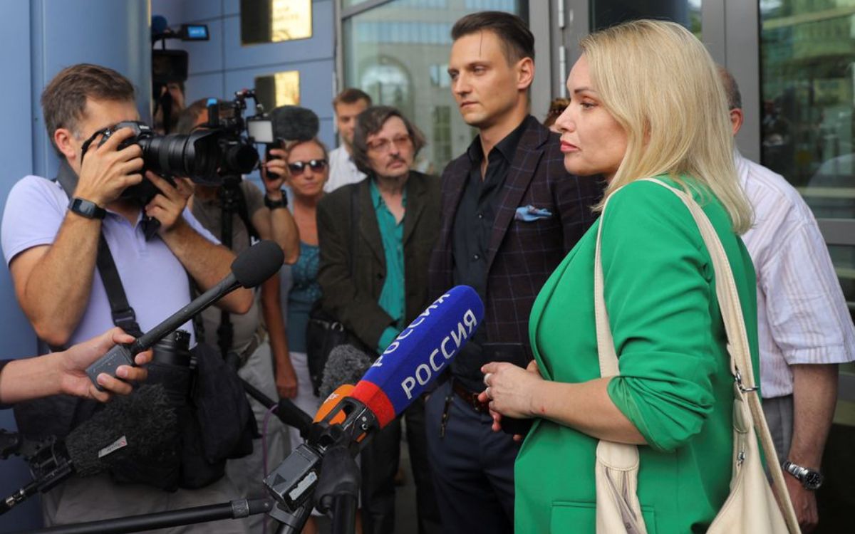 Periodista de rusa opositora a la guerra en Ucrania recibe nueva multa