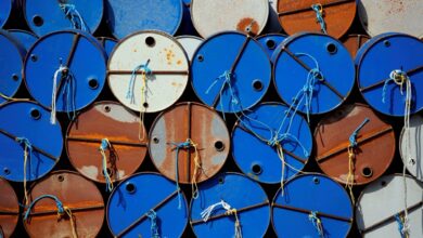 Petróleo WTI se recupera tras romper el piso de los 100 dólares por barril; Brent también gana terreno