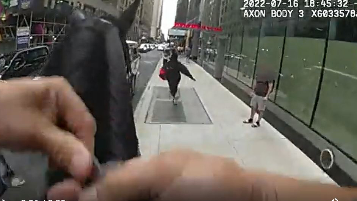 Policía de NYPD persigue a caballo a sospechoso en Times Square