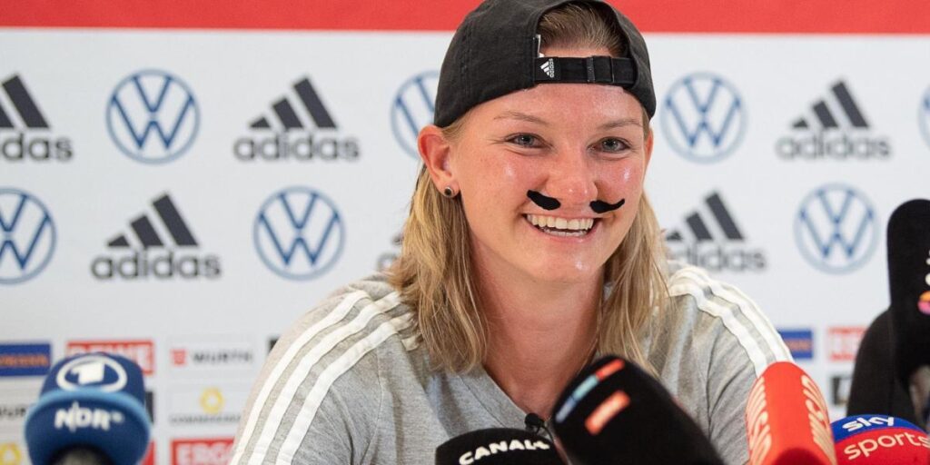 Popp la lía en la sala de prensa antes de la final