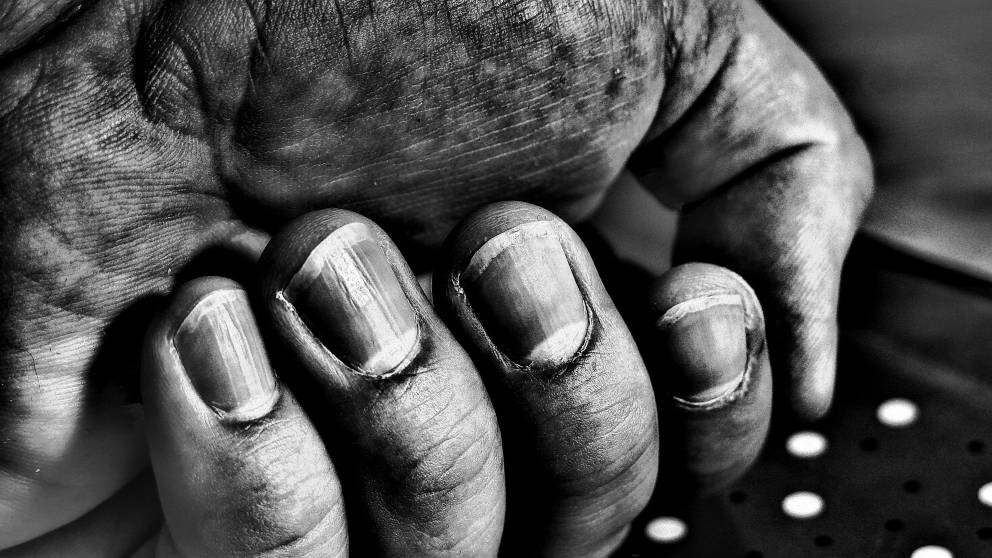 Por qué crecen las uñas tras morir