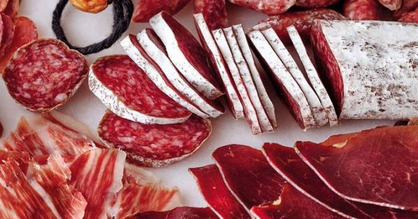 Qué son los nitritos, la sustancia que Francia buscará reducir en los alimentos, tras confirmar riesgo de cáncer