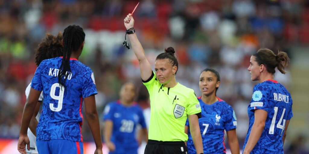 Rebecca Welch pitará el Alemania-Austria de cuartos de la Eurocopa