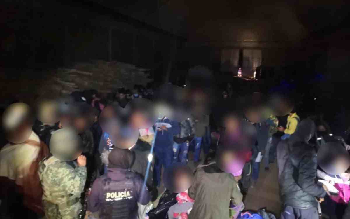 Rescatan a 225 migrantes de ‘polleros’ en bodega del Estado de México
