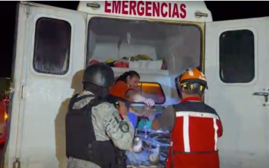 Rescatan a un centenar de migrantes en tráiler abandonado en Veracruz