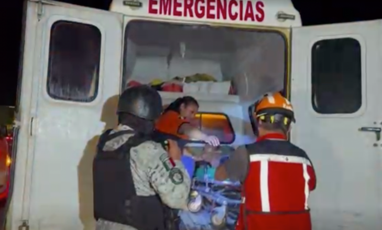 Rescatan a un centenar de migrantes en tráiler abandonado en Veracruz