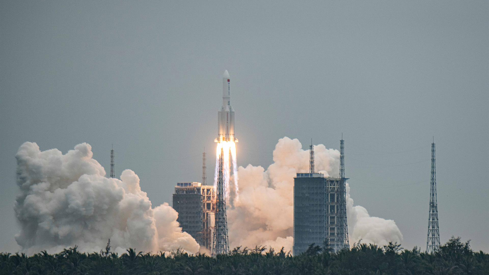 Retorno sin control a la Tierra de restos de un cohete propulsor chino causa temores porque no se sabe dónde caerán