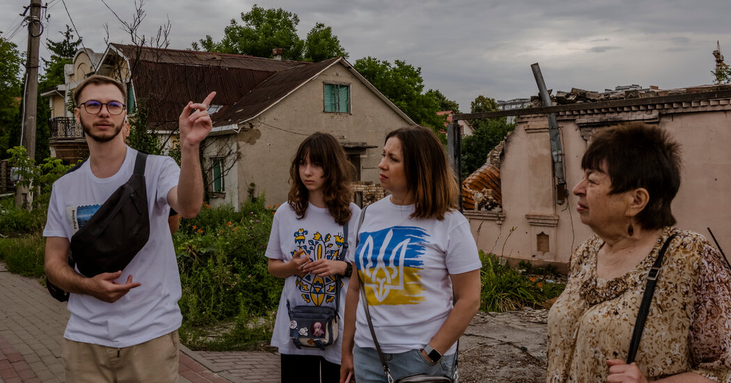 Reunida en Bucha, una familia ucraniana acepta los traumas de la guerra