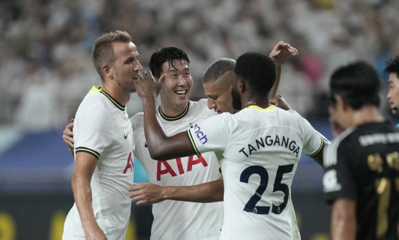 Richarlison debuta, pero Kane y Son golean en Seúl