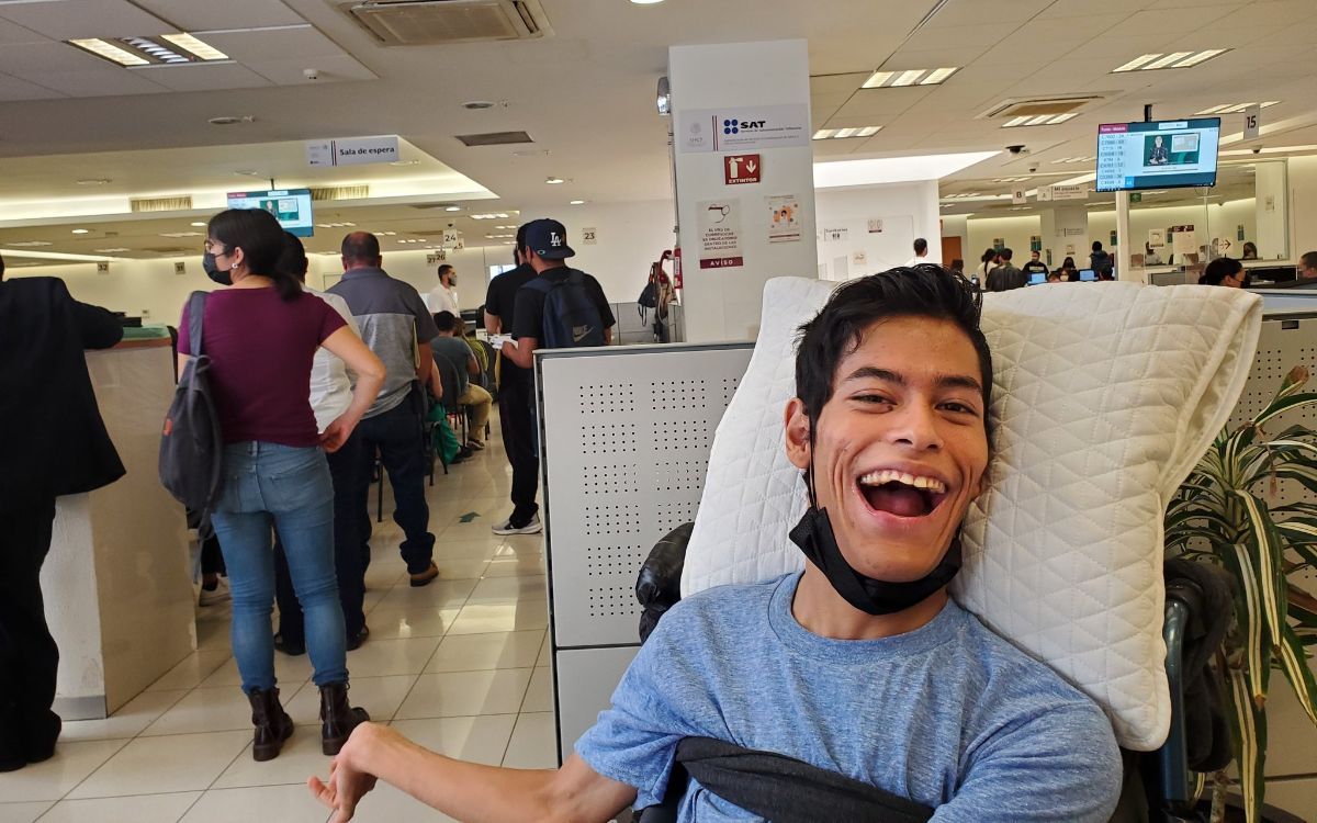 Joven con discapacidad motora obtiene firma electrónica del SAT