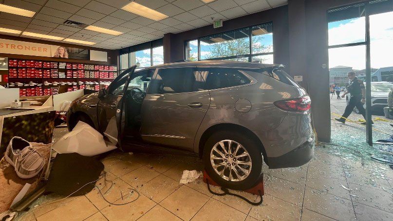 SUV se estrella contra tienda de Famous Footwear en Salt Lake City