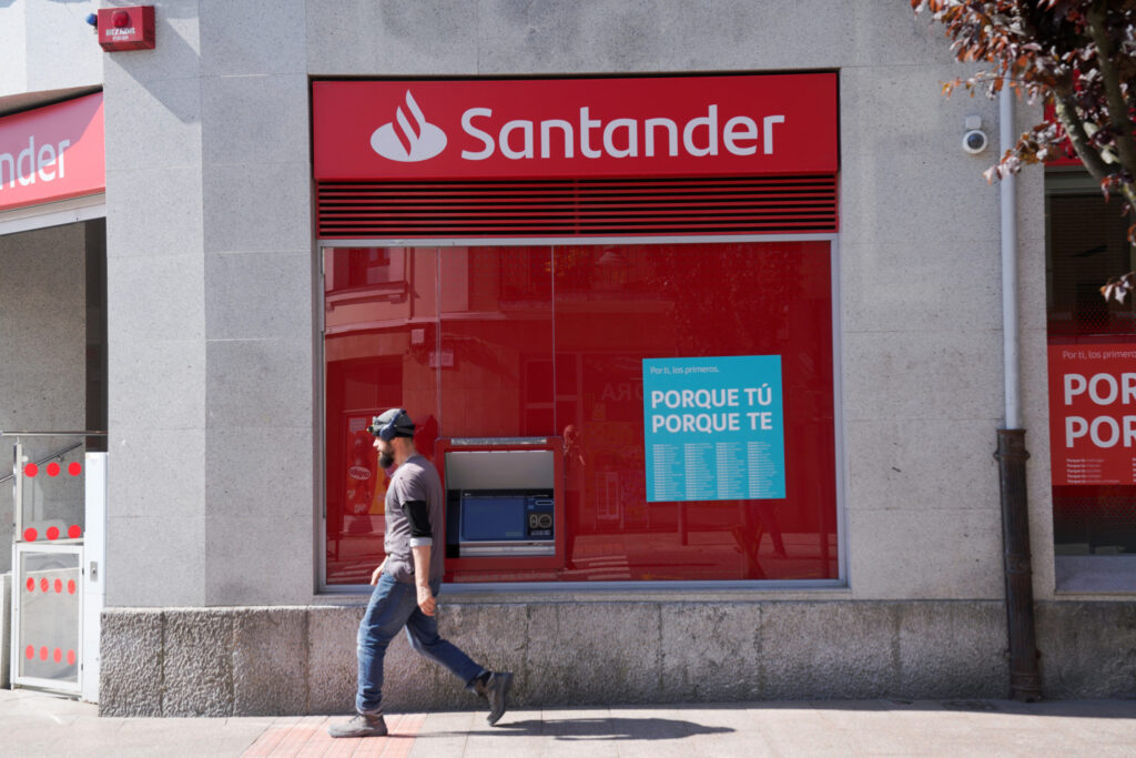 Santander sale de la carrera para comprar Banamex