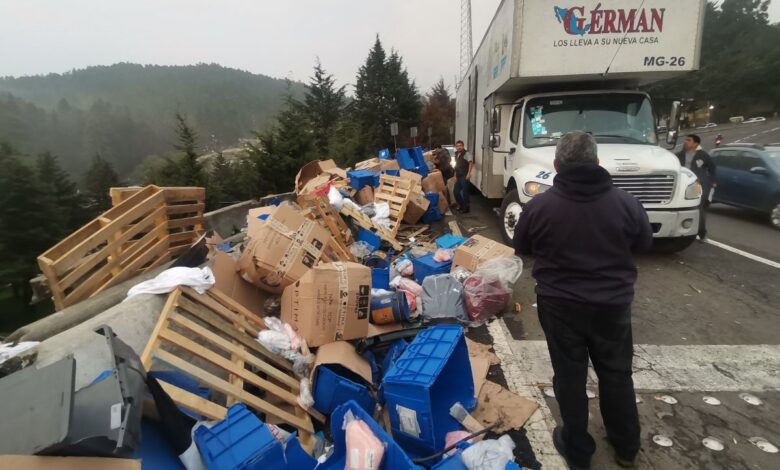 Se vuelca tráiler cargado con ropa en la México-Toluca y le roban mercancía