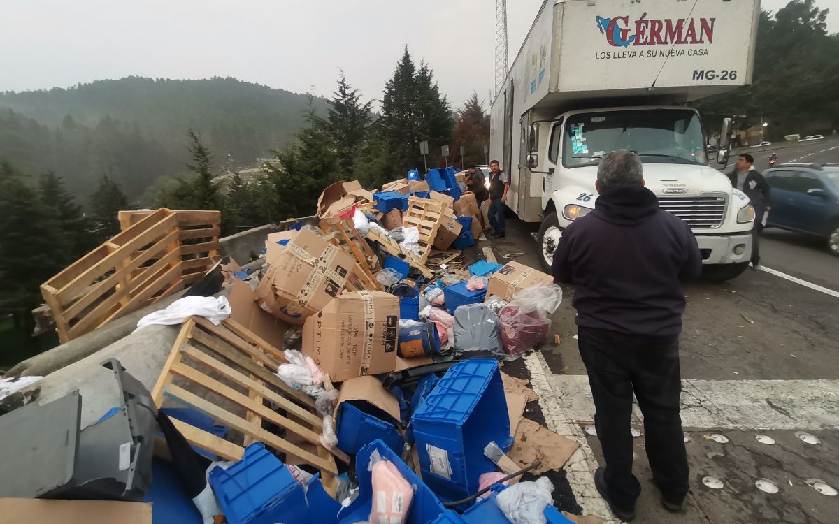 Se vuelca tráiler cargado con ropa en la México-Toluca y le roban mercancía