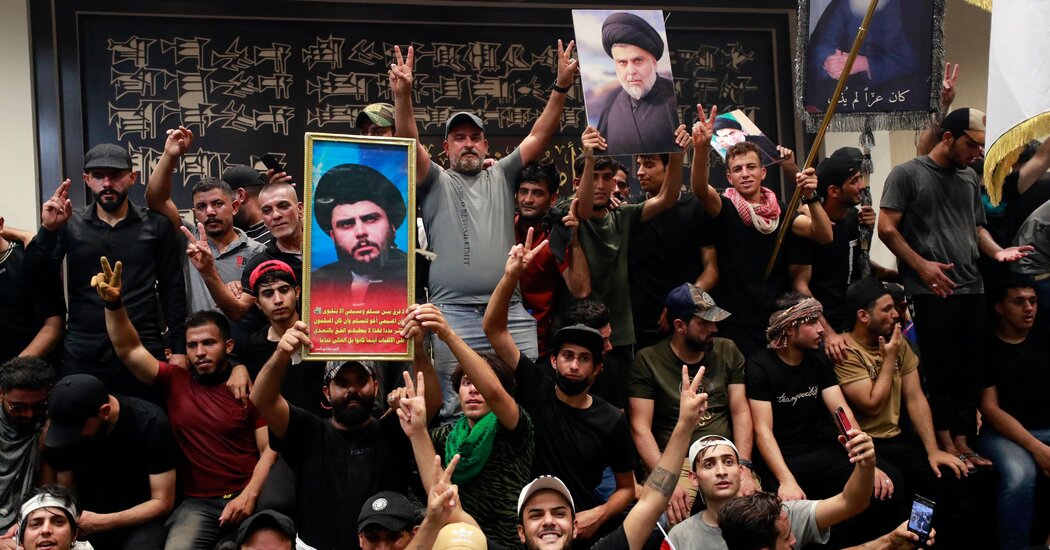 Seguidores de clérigo iraquí ocupan de nuevo el parlamento y exigen reformas