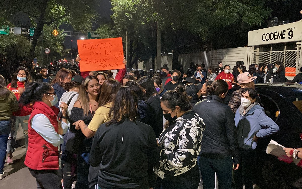 Selección Femenil de Futbol Americano bloquea Río Churubusco, en CDMX; esto es lo que piden | Videos
