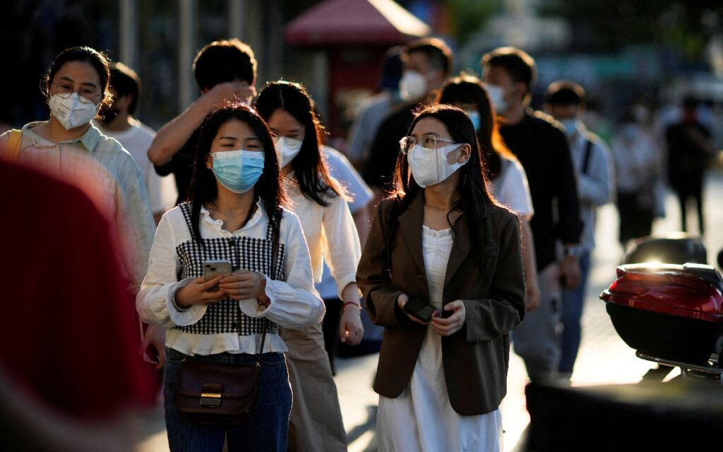 Shanghai inicia de nuevo test masivos de COVID-19 con el temor a otro confinamiento generalizado