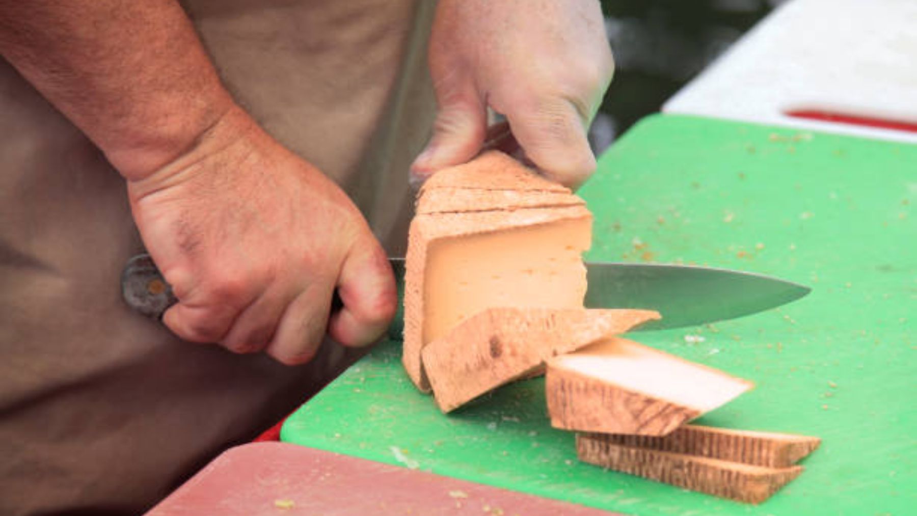 Si cortas el queso así podrías comprometer su sabor