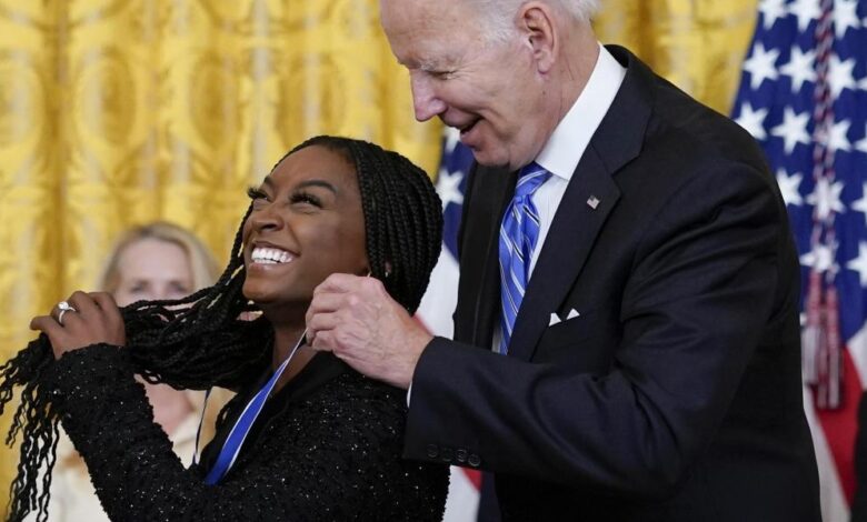 Simone Biles y Megan Rapinoe reciben la Medalla Presidencial de la Libertad