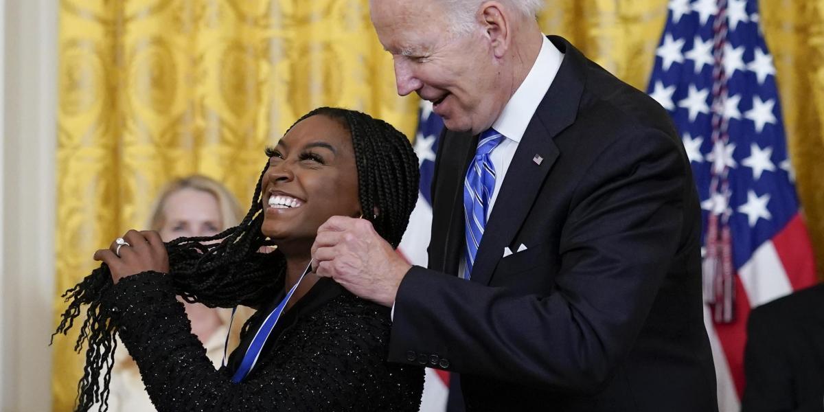 Simone Biles y Megan Rapinoe reciben la Medalla Presidencial de la Libertad