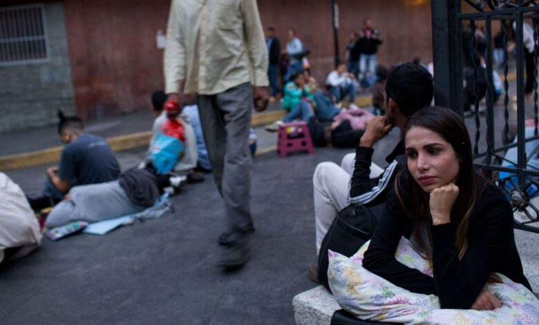 Sin cédula ni pasaporte: millones de venezolanos se quedan varados por la caída de sistema