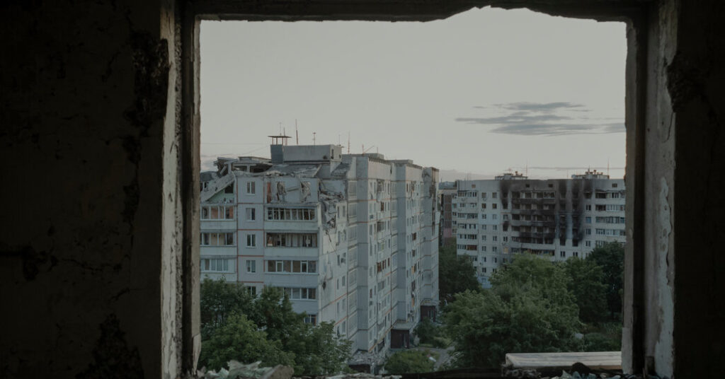 'Sobrevivimos otra noche': en un suburbio en ruinas, consuelo en una pequeña comunidad