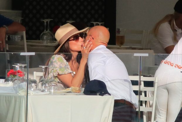 Sonia Ferrer y Sergio Fontecha dándose un beso / Gtres