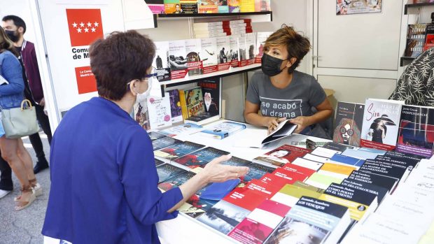 Sonsoles Ónega durante la Feria del Libro de Madrid / GTRES