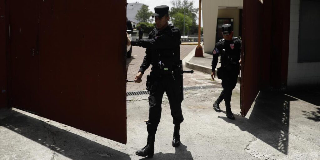 Suspendido el fútbol en El Salvador tras un registro en la Federación