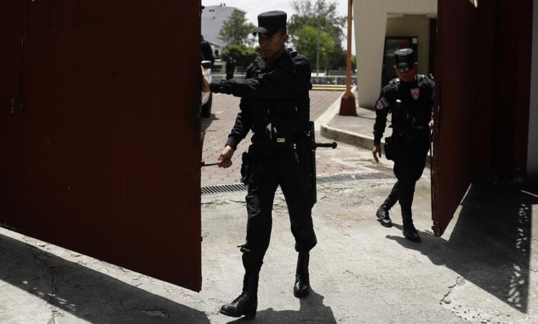 Suspendido el fútbol en El Salvador tras un registro en la Federación