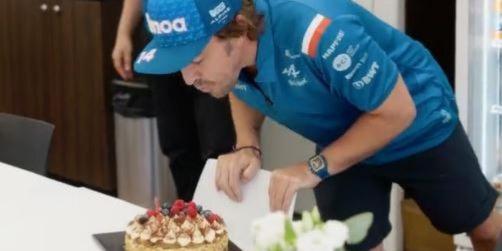 Tarta de cumpleaños para Alonso en Alpine