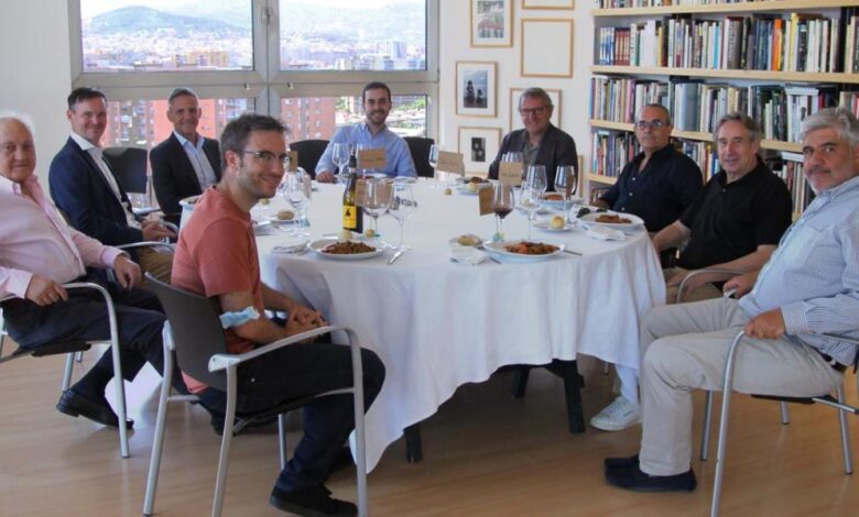 Tertulia y paella en Piramidón