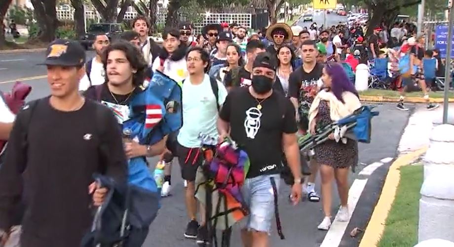 Todo por un boleto para Bad Bunny: fans hacen fila 24 horas antes de que inicien ventas