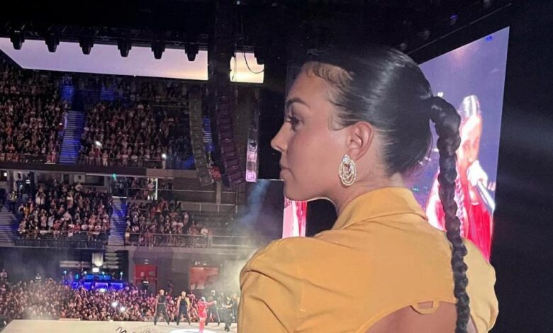 Todos los detalles del comentado 'look' que Georgina eligió para el concierto de Rosalía