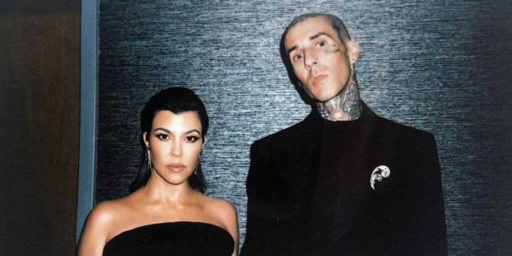 Travis Barker, marido de Kourtney Kardashian, reaparece tras estar a punto de perder la vida
