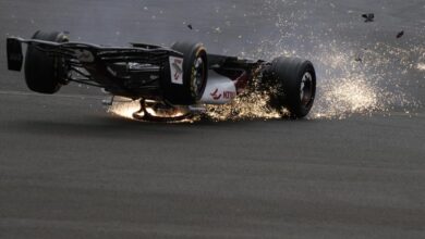 Tremendo accidente en la F1: El coche de Zhou, boca abajo