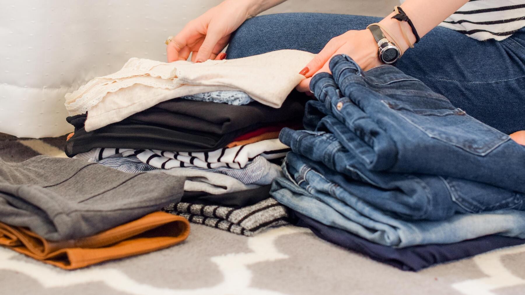 Trucos para planchar la ropa sin plancha cuando te vas de vacaciones