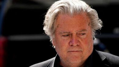 Trump permite que su aliado, Steve Bannon, testifique ante el Congreso