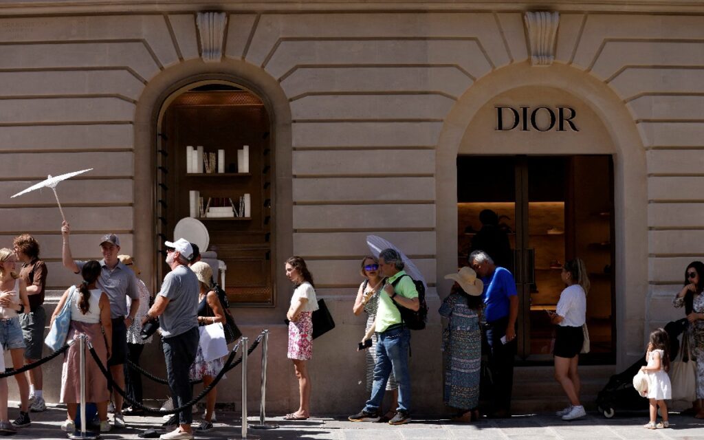 Turismo económico: estadounidenses aprovechan caída del euro y derrochan en París