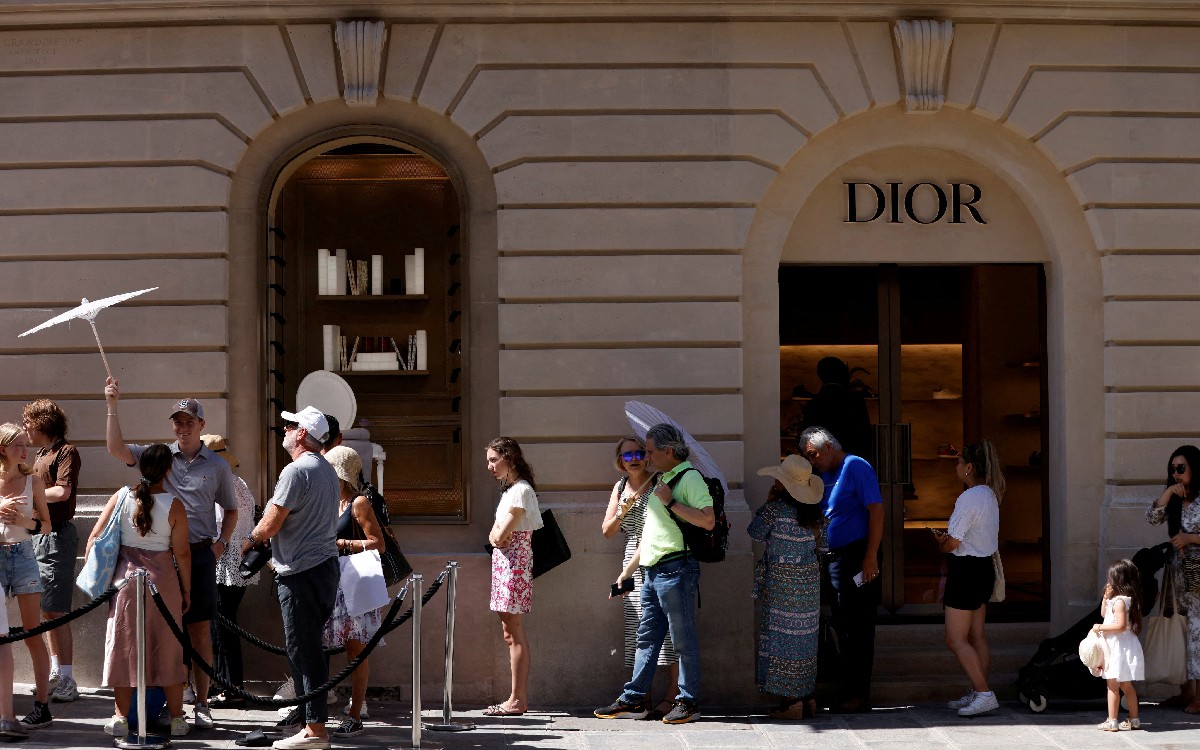 Turismo económico: estadounidenses aprovechan caída del euro y derrochan en París