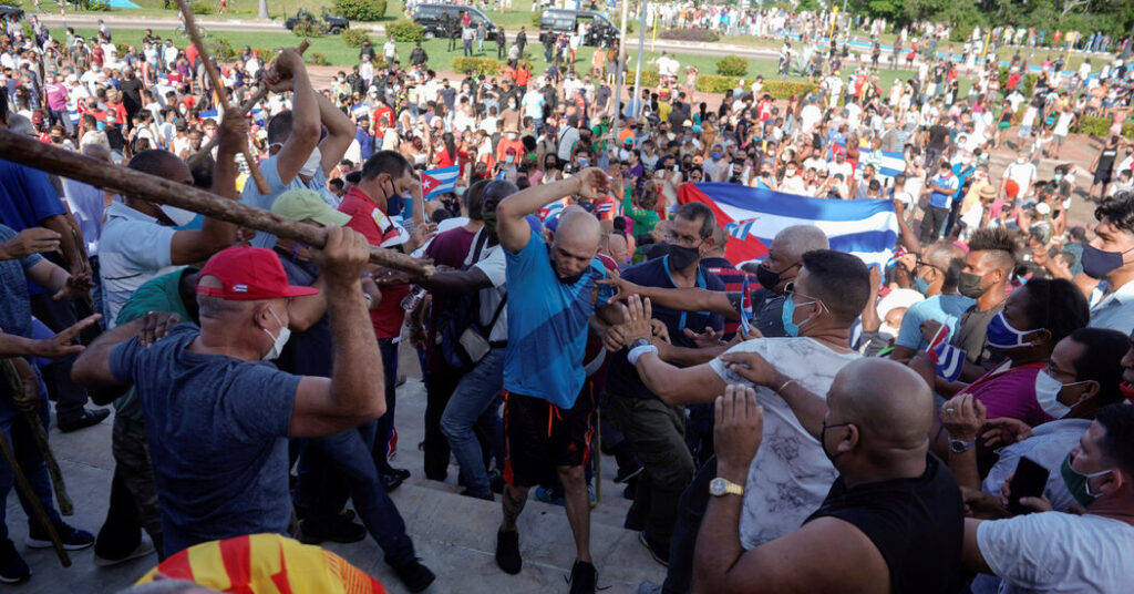 Un año después de las protestas masivas, los cubanos enfrentan una dura elección: 'Prisión o exilio'