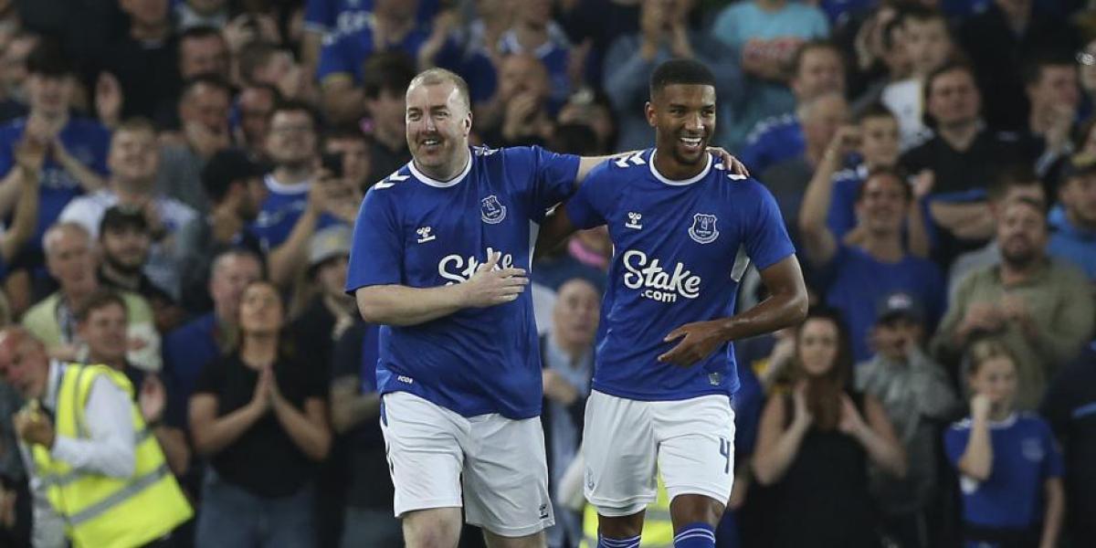 Un hincha marca de penalti para el Everton